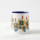 Hanukka Dreidel-Tasse Zweifarbige Tasse (Mittel)