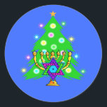 Hanukka und Weihnachten Runder Aufkleber<br><div class="desc">Weihnachten und Hanukkah auf Geschenken für interreligiöse Familien,  die die Freude an Weihnachten und die Schönheit von Chanukah feiern. Mit Weihnachtsbaum und Menorah mit jüdischem Stern von david umgeben von Urlaubsgeschenken auf Grußkarten,  Porto,  Geschenkideen und Bekleidung für die Familie.</div>