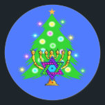 Hanukka und Weihnachten Runder Aufkleber<br><div class="desc">Weihnachten und Hanukkah auf Geschenken für interreligiöse Familien,  die die Freude an Weihnachten und die Schönheit von Chanukah feiern. Mit Weihnachtsbaum und Menorah mit jüdischem Stern von david umgeben von Urlaubsgeschenken auf Grußkarten,  Porto,  Geschenkideen und Bekleidung für die Familie.</div>