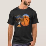 Hanukkah Basketball Festival der Lichter Chanukah  T-Shirt<br><div class="desc">Hanukkah Basketball - Dieses Design ist ideal für Basketballspieler oder Basketballtrainer, die Hanukkah, Chanukah oder das jüdische Festival der Widmung feiern, beobachtet durch die Beleuchtung der Kerzen oder Schamas für acht Nächte und Tage, besondere Gebete und frittierte Lebensmittel Diese hebräische Menorah oder hanukkiah Grafik ist für Basketballliebhaber, die gerne vorbereiten...</div>