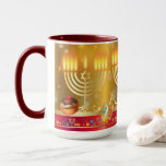 Hanukkah Beautiful Judenurlaub Gold Tasse<br><div class="desc">Happy Hanukkah Lights Festival Jüdischer Urlaub Schönes Geschenk. Jüdischer Holiday Chanukah Hintergrund mit traditionellen Chanukah Symbole - Hanukkiah mit Kerzen, Holzdreigel (Spinnen oben), Donuts, Menorah, Kerzen, Stern von David und glühende Lichter goldenen Tapeten Muster. Hanukkah Festival Dekoration. Jerusalem, Israel. Zuhause & Wohnen > Küche & Esszimmer > Trinkbehälter > Tasse...</div>