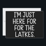 Hanukkah bin ich nur für die Latkes jüdisch hier Feiertagskarte<br><div class="desc">Hanukkah Ich bin gerade hier für den jüdischen Urlaub der Latkes</div>