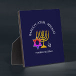 Hanukkah Blessings | BARUCH ATAH ADONAI | Chanukah Fotoplatte<br><div class="desc">Stilvolle, moderne HANUKKAH-Plakette. Design zeigt ein goldfarbenes MENORAH mit bunten DAVID STAR und silbergrauer DREIDEL. Oben steht gebogener Text, der BARUCH ATAH, ADONAI (Gesegnet bist du, o Gott) sagt und unter dem Text steht HANUKKAH BLESSINGS. ALLE TEXT IST KUNDENBAR, sodass Sie mit Ihrer eigenen Wahl von Gruß und Text, zB...</div>