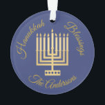 Hanukkah Blessings Gold Menorah Personalisiert Ornament<br><div class="desc">Fügen Sie Ihren Namen zu diesem Mitternacht blauen Hanukkah Blessings Ornament mit einem modernen Stil Gold Menorah und eleganten goldenen Ton Text für einen von einer Art personalisierten Sake. Diese einfache Menorah Grafik ist mein Original-Design mit einem Muster von Punkten auf der Basis kaum leichtere Kerzen in Goldtönen. Dieses elegante...</div>