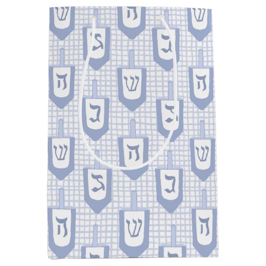 Hanukkah Blue and White Dreidel Pattern on Gingham Mittlere Geschenktüte (Vorderseite)