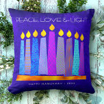 Hanukkah Blue Boho Muster Candle Peace Liebe Light Kissen<br><div class="desc">"Frieden, Liebe und Licht." Eine spielerische, moderne, künstlerische Abbildung von Boho Musterkerzen in einer Menorah hilft Ihnen, den Urlaub von Hanukkah zu beginnen. Die blauen Kerzen mit bunten Imitat-Folienmustern überlagern einen reichen, tiefblauen, strukturierten Hintergrund. Imitate heiß rosa lila Musterfolie auf einem blauen Hintergrund für die Rückseite. Genießen Sie die Wärme...</div>