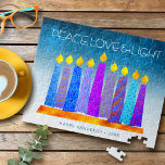 Hanukkah Blue Candles Türkis Peace Liebe Light Puzzle<br><div class="desc">"Frieden, Liebe und Licht." Eine spielerische, moderne, künstlerische Abbildung von Boho Musterkerzen in einer Menorah hilft Ihnen, den Urlaub von Hanukkah zu beginnen. Die blauen Kerzen mit farbigen Imitat-Folienmustern überlagern einen türkisfarbenen Farbverlauf zu weißem, strukturiertem Hintergrund. Genießen Sie die Wärme und Freude der Ferienzeit, wenn Sie dieses atemberaubende, farbenfrohe Hanukkah-Puzzle...</div>