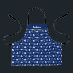 Hanukkah Blue Menorah Dreidel Muster Custom Kids Schürze<br><div class="desc">Schöne Hanukkah Kinder Schürze in hübschem Blau mit einem coolen Muster des Judentums Sterne,  dreidel für Spaß Chanukah Spiele,  und die jüdische Menorah für den Urlaub.</div>
