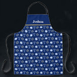 Hanukkah Blue Menorah Dreidel Pattern Chanukah Schürze<br><div class="desc">Schöne Hanukkah Schürze in hübschem Blau mit einem coolen Muster des Judentums Sterne,  dreidel für lustige Chanukah-Spiele,  und die jüdische Menorah für den Urlaub.</div>