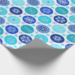 Hanukkah Blue Snowflakes Geschenkpapier<br><div class="desc">Dieses Hanukkah Packpapier hat ein hübsches blaues Schneeflocken Urlaub Hanukkah Muster. Dieses Muster hat drei Redewendungen "Happy Hanukkah",  "Shine Bright" und "Joy & Peace" in wunderschönem Scroll Serif Schriftart. Es gibt 11 verschiedene Schneeflocken mit 6 Farben Blau. Sie können das Muster auf dem Packpapier kleiner oder größer machen.</div>