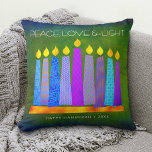 Hanukkah Bold Blue Candles Green Peace Liebe Light Kissen<br><div class="desc">"Frieden, Liebe und Licht." Eine spielerische, moderne, künstlerische Abbildung von Boho Musterkerzen in einer Menorah hilft Ihnen, den Urlaub von Hanukkah zu beginnen. Die blauen Kerzen mit bunten Imitat-Folienmustern überlagern einen reichen, tiefgrünen, strukturierten Hintergrund. Imitate Kupfer-Musterfolie auf einem dunkelgrünen Hintergrund für die Rückseite. Genießen Sie die Wärme und Freude der...</div>