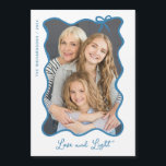 Hanukkah Bow | Hanukkah-Karte mit blauem und weiße Magnetkarte<br><div class="desc">Diese bezaubernden Hanukkah-Karten zeichnen sich durch Ihr liebstes Foto in einem trendigen,  blauen,  gewellten Rahmen mit einem whimsikalen Bogen auf einem schlichten,  weißen Hintergrund aus. Moderne Schrift sagt "Liebe und Licht".</div>