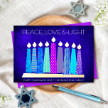 Hanukkah Candles Peace Liebe Light Blue Real Gold Folien Feiertagskarte<br><div class="desc">"Frieden, Liebe und Licht." Eine spielerische, moderne, künstlerische Abbildung von Boho Musterkerzen in einer Menorah hilft Ihnen, den Urlaub von Hanukkah zu beginnen. Die blauen Kerzen mit farbenfrohen echten Goldfolienmustern, echten Goldfolienflammen und Menorah überlagern einen reichen, tiefblauen, strukturierten Hintergrund. Imitate heiß rosa lila Diamantfolien auf einem blauen Hintergrund für die...</div>