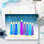 Hanukkah Candles Peace Liebe Turquoise Real Gold Folien Feiertagspostkarte<br><div class="desc">"Frieden, Liebe und Licht." Eine spielerische, moderne, künstlerische Abbildung von Boho Musterkerzen in einer Menorah hilft Ihnen, den Urlaub von Hanukkah zu beginnen. Die blauen Kerzen mit farbenprächtigen echten Goldfolienmustern, echten Goldfolienflammen und Menorah überlagern einen türkisfarbenen Farbverlauf zu weißem, texturiertem Hintergrund. Auf der Rückseite geben Sie Ihre persönliche Kopie mit...</div>