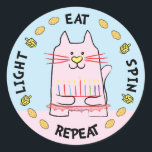 Hanukkah CAT-Aufkleber "Light, Eat, Spin, Repeat" Runder Aufkleber<br><div class="desc">Hanukkah/Chanukah CAT Holiday Aufkleber, "Light, Eat, Spin, Repeat" Anyway ich es buchstabiert, Chanukah ist einer meiner Lieblingsferien. Viel Spaß mit diesen Aufklebern wie Tortenpfropfen, Geschenketiketten, Taschenschließungen oder was auch immer Ihre Feierlichkeiten sind! Danke, dass du angehalten und eingekauft hast! Ihr Geschäft ist sehr geschätzt! Happy Hanukka! Abmessungen: Erhältlich in 2...</div>