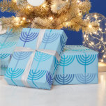 Hanukkah Chanukah Chanukkiah Menorah Muster Blue Geschenkpapier<br><div class="desc">Hanukkah Chanukah Chanukkiah Menorah Muster in Blue. Schönes modernes geometrisches Design für das jüdische Lichterfest. Von Kierkegaard Design Studio.</div>