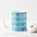 Hanukkah Chanukah Chanukkiah Menorah Muster Blue Kaffeetasse<br><div class="desc">Hanukkah Chanukah Chanukkiah Menorah Muster in Blue. Schönes minimalistisches geometrisches Judaika Design für das jüdische Lichtfestival.</div>