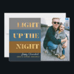 Hanukkah Chanukah Gold Light Up Night Foto<br><div class="desc">Unsere Hanukkah / Chanukah Gold Light up Die Night Holiday Card ist eine elegante und elegante Art,  Ihre Hanukkah/ Chanukah Wünsche mit Freunden,  Familie und Kunden zu teilen! Mit Platz zum Personalisieren mit Ihrem Namen und Foto. Anfragen,  E-Mail oder E-Mail bestdresssedbread@gmail.com. Alles Gute!</div>