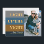 Hanukkah Chanukah Gold Light Up Night Foto<br><div class="desc">Unsere Hanukkah / Chanukah Gold Light up Die Night Holiday Card ist eine elegante und elegante Art,  Ihre Hanukkah/ Chanukah Wünsche mit Freunden,  Familie und Kunden zu teilen! Mit Platz zum Personalisieren mit Ihrem Namen und Foto. Anfragen,  E-Mail oder E-Mail bestdresssedbread@gmail.com. Alles Gute!</div>