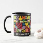 Hanukkah Chanukah Menorah Personalisiert Tasse<br><div class="desc">Hanukkah / Chanukah farbenfrohe moderne geometrische Muster Tasse mit Menorah, Dreidel, Donuts, Sternen & Olivenöl. Hebräisch & jüdisch Hanukkah Symbole Platz, um Ihren personalisierten Text hinzuzufügen. Alles Gute wünscht Hanukkah. Dieses hochklassige, schöne, aussehen, ist ein großartiges Geschenk, um Freunden, Familie und Kunden zu wünschen, eine sehr glückliche Hanukka/Chanukah. Wenn Sie...</div>