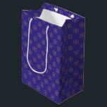 Hanukkah Chanukah Star von David Menorah Gold Blue Mittlere Geschenktüte<br><div class="desc">Lassen Sie Ihre Hanukah-Geschenke mit Liebe und Wärme in unserer Sack-Stern von David Menorah verwöhnen. Diese Geschenktasche ist eine Feier der Schönheit Hanukkahs, mit dem eleganten Stern von David und der strahlenden Menorah in atemberaubendem Gold und Blau. Es ist wie ein Stück des Festes der Lichter, bereit, Ihre besonderen Geschenke...</div>