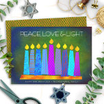 Hanukkah Chic Boho Candles Peace Liebe Light Green Feiertagskarte<br><div class="desc">"Frieden, Liebe und Licht." Eine spielerische, moderne, künstlerische Abbildung von Boho Musterkerzen in einer Menorah hilft Ihnen, den Urlaub von Hanukkah zu beginnen. Die blauen Kerzen mit bunten Imitat-Folienmustern überlagern einen intensiv grün strukturierten Hintergrund. Imitate Kupferdiamantfolien auf grünem Hintergrund für die Rückseite. Fühlen Sie sich die Wärme und Freude der...</div>