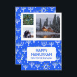 HANUKKAH CUSTOM FOTOS Menorah Star Holiday Card<br><div class="desc">Passen Sie diese Flachkarte an, indem Sie auf der Vorder- oder Rückseite Ihre eigenen Fotos und Texte hinzufügen. Vor den Fotos gibt es ein Raster, das es einfacher macht, Fotos jeder Größe, die Sie haben, zu verwenden und sie in quadratischer Form aufgereiht und behalten. Sie können das Raster löschen oder...</div>