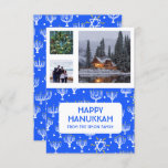 HANUKKAH CUSTOM FOTOS Menorah Star Holiday Card<br><div class="desc">Passen Sie diese Flachkarte an, indem Sie auf der Vorder- oder Rückseite Ihre eigenen Fotos und Texte hinzufügen. Vor den Fotos gibt es ein Raster, das es einfacher macht, Fotos jeder Größe, die Sie haben, zu verwenden und sie in quadratischer Form aufgereiht und behalten. Sie können das Raster löschen oder...</div>