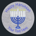 Hanukkah Dark Blue Menorah auf Imitaten Silber Nie Runder Aufkleber<br><div class="desc">Elegante, rund um Hanukkah Aufkleber sind ideal, um eine Geschenkverpackung mit einer Touch zu versehen, die Umschläge für Party Einladungen zu dekorieren oder als Chanukkah Gastgeschenke zu verwenden. Personalisieren Sie sie jetzt! Diese originale Kunst ist eine traditionelle Hanukkah Menorah auf einem silbernen Hintergrund. Viele weitere Produkte von Party bis Wohngestaltung...</div>