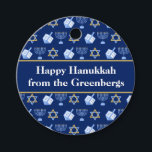 Hanukkah Dreidel Menorah Blue Custom Party Geschenkanhänger<br><div class="desc">Schöne Hanukkah Gastgeschenk Tags in hübschem Blau mit einem coolen Muster Judaism Stern,  dreidel für Spaß Chanukah-Spiele,  und die jüdische Menorah für den Urlaub. Passen Sie Ihre Geschenke mit Ihrem Familiennamen an.</div>