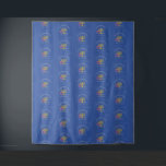 HANUKKAH | Dreidel | STAR DAVID | Menorah Wandteppich<br><div class="desc">Stilvolle, elegante HANUKKAH BLESSINGS Kulisse für Ihre URLAUB Foto Stände. Das Design zeigt ein goldfarbenes MENORAH mit bunten DAVID-STAR und silbergrauem DREIDEL in einem subtilen Kacheleffekt-Set vor einem MID-BLAUE-Hintergrund. Oben steht ein kurviger Text, in dem "CHANUKAH BLESSINGS" steht und unter dem Text steht "BARUCH ATAH", "ADONAI" (Gesegnet sind Sie, o...</div>