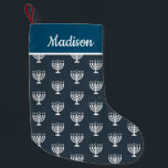 Hanukkah enorm Urlaub individuelle Name Strumpf Kleiner Weihnachtsstrumpf<br><div class="desc">individuelle Name,  personalisierter Urlaub Strumpf mit einem schönen Menorah-Muster.</div>