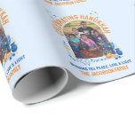 HANUKKAH FAMILY Anpassbares Foto Geschenkpapier<br><div class="desc">Personalisierbares HANUKKAH Wrapping Paper mit KUNSTBAR TEXT UND FOTO. Fügen Sie Ihre Daten hinzu und laden Sie Ihr vertikales Foto hoch. Das Design zeichnet sich durch das gewölbte Fensterdesign mit Hanukkah-Elementen aus. Matching Shirts,  Geschenke und Party zur Verfügung. Machen Sie Ihre Wiedersehen aus den richtigen Gründen unvergesslich!</div>