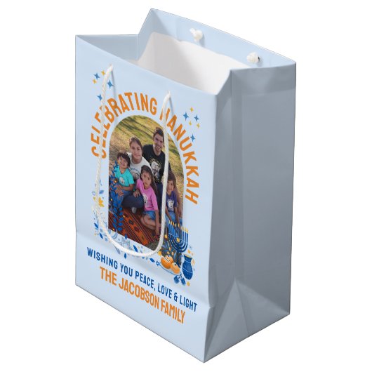 HANUKKAH FAMILY Anpassbares Foto Mittlere Geschenktüte (Vorderseite Schrägansicht)