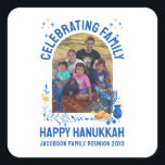 HANUKKAH FAMILY WIEDERSEHEN - Anpassbares Foto Quadratischer Aufkleber<br><div class="desc">Foto HANUKKAH FAMILY WIEDERSEHEN-Aufkleber. Fügen Sie Ihre Daten hinzu und laden Sie Ihr vertikales Foto hoch. Feiern Sie Ihre Wiedersehen in Hanukkah. Matching Shirts,  Geschenke und Party zur Verfügung.</div>