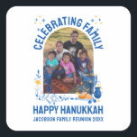 HANUKKAH FAMILY WIEDERSEHEN - Anpassbares Foto Quadratischer Aufkleber<br><div class="desc">Foto HANUKKAH FAMILY WIEDERSEHEN-Aufkleber. Fügen Sie Ihre Daten hinzu und laden Sie Ihr vertikales Foto hoch. Feiern Sie Ihre Wiedersehen in Hanukkah. Matching Shirts,  Geschenke und Party zur Verfügung.</div>