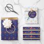 Hanukkah Festival of Lights Party Geschenkpapier Set<br><div class="desc">Erste Kerze von Hanukkah. Happy Hanukkah Festival der Lichter Party Wrapping Papier Schönheit jüdische Urlaubskarte. Schöner jüdischer Holiday Chanukah Hintergrund mit traditionellen Chanukah dekorativen Symbole - hölzerne dreidels (drehen oben), Donuts, hanukkiah menorah, Kerzen, Stern von David und glühende Lichter Wallpaper Gold hanukkiah marineblau Muster. Hanukkah Festival der Lichter Event Dekoration....</div>