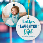 Hanukkah Foto Latkes Lacher Light Fun Moderne Keramik Ornament<br><div class="desc">"Latkes, lachen & leicht." Spaß, skurrile handgefertigte Typografie in staubblau, türkis und aquamarin auf weißem Hintergrund, zusammen mit dem Foto Ihrer Wahl auf der Rückseite, helfen Ihnen, in Hanukkah. Genießen Sie die Wärme und Freude der Ferienzeit, wenn Sie dieses stilvolle und moderne personalisierte Foto-Sake-Ornament verwenden. Wahl eines Kreises oder einer...</div>