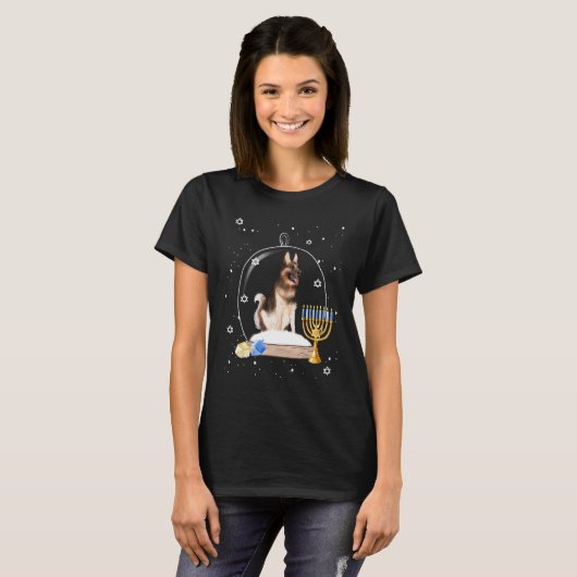 Hanukkah German Shepard Dog Snow Globe Pajama T-Shirt (Vorne ganz)