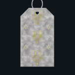 Hanukkah Gift Tags Elegant Menorahs Geschenkanhänger<br><div class="desc">Hanukkah Geschenktafel "Elegant Menorahs" Personalisieren Sie durch das Löschen von Text auf der Rückseite der Karte, und ersetzen Sie durch Ihre eigenen Worte. Verwenden Sie Ihre Lieblingsfarbe, Schriftart und Stil. Wechseln Sie auf der Rückseite zu Ihrer bevorzugten Hintergrundfarbe. Achten Sie darauf, Ihre bevorzugte Weinfarbe auszuwählen, um Ihren Geschenktag zu erfüllen....</div>