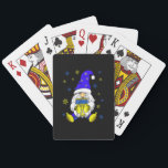 Hanukkah Gnome Holding Menorah Familie Gnome Lover Spielkarten<br><div class="desc">Das ist ein großartiges Weihnachtsgeschenk. Ihre Familie,  Freunde oder Kinder werden dieses Geschenk Liebe,  nachdem Sie es ihnen geben. Wir wünschen Ihnen und Ihrer Familie und Ihren Freunden frohe Weihnachten.</div>