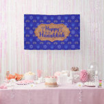 Hanukkah Gold Dreidel Star von David Menorah Blue Banner<br><div class="desc">Mit diesem atemberaubenden Party-Banner können Sie Ihre Hanukah-Feier aufleuchten lassen! Mit einem charmanten Design mit Rose gold Dreidels, Stars of David und Menorahs vor einem blauen Hintergrund ist es die perfekte Ergänzung zu Ihren Festspielen. Egal ob Sie eine Ansammlung oder ein großes Party beherbergen, dieses Banner verleiht Ihrer Einrichtung eine...</div>