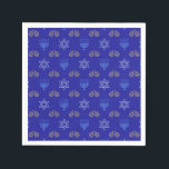 Hanukkah Gold Dreidel Star von David Menorah Serviette<br><div class="desc">Feiern Sie Hanukkah im Stil mit diesen atemberaubenden Servietten! Unsere Servietten von Hanukkah zeichnen sich durch ein schönes Design aus, mit einem goldenen Dreidel, Stern von David und Menorah auf einem lebendigen blauen Hintergrund. Sie eignen sich hervorragend, um Ihrem Urlaubstisch eine Touch Eleganz hinzuzufügen und eine festliche Atmosphäre für Ihre...</div>