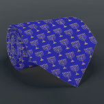 Hanukkah Gold Menorah Blue Krawatte<br><div class="desc">Feiern Sie Hanukkah im Stil mit dem Hals dieser Männer mit einem klassischen goldenen Menorah auf einem reichen blauen Hintergrund. Ideal, um eine festliche Touch in Ihr Urlaubskleid einzubauen. Diese Krawatte verbindet Tradition mit einem modernen, eleganten Look. Egal, ob Sie eine Ansammlung oder eine Feier besuchen, diese Krawatte ist eine...</div>