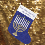Hanukkah Gold Menorah Elegant Chrismukkah Großer Weihnachtsstrumpf<br><div class="desc">Dieses elegante Menorah-Design in sanften Golden, weiß und reich marineblau verwandelt diesen Weihnachtsbaum in einen Chrismukka-Strumpf! Dieser charmante Hanukkah-Strumpf ist ideal für Familien, die ihren Urlaub auf der anderen Seite verbringen möchten. Er liegt am Kamin und wird acht Tage und Nächte lang gepflegt. Mein originelles Menorah Kunstwerk macht es einzigartig,...</div>