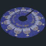 Hanukkah Gold Menorah Familie Chrismukka Polyester Weihnachtsbaumdecke<br><div class="desc">Personalisieren Sie das jetzt! Dieses elegante Goldmuster Menorahs auf tiefblauem Imitat-funkelnd Blau wird unter Ihrem Weihnachtsbusch oder Ihrem Hanukkah-Baum schön aussehen. Die Vermischung von Urlaubstraditionen muss für die Glaubensgemeinschaften keine Herausforderung sein, sondern sie alle mit Liebe umsetzen. Ein Chrismukkah-Baumrock mit Hanukkah Menorahs und personalisierter Text für Ihren Namen oder Ihre...</div>