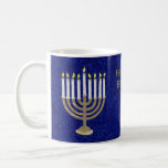 Hanukkah Gold Menorah Geschenk oder Ferienküche Kaffeetasse<br><div class="desc">Wählen Sie diese elegante Tasse aus Gold und Blau als Geschenk für einen besonderen oder bauen Sie ein Set für Ihre eigene Ferienküche. Dieses goldfarbene Menorah-Design mit neun weißen Kerzen Set auf einem Hintergrund von Imitaten funkelnagelblau ist mein ursprüngliches Design und wird exklusiv in meinem Shop hier auf dieser Seite...</div>