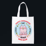 Hanukkah Happy Cat, Light, Eat, Spin Wiederverwendbare Einkaufstasche<br><div class="desc">Hanukkah Happy Cat, Light, Eat, Spin, weiße 2-seitige Tasche. Alle Designelemente können bearbeitet werden. Alle bearbeitbaren Texte können gelöscht und durch eine eigene Nachricht ersetzt werden. Verwenden Sie Ihre Lieblingsfarbe, Schriftart und Stil. Happy Hanukkah/Chanukah! Stil: Wiederverwendbare Beutel Grün gehen und retten den Planeten mit unserer wiederverwendbaren Lebensmitteltasche! Diese Tasche ist...</div>