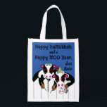 Hanukkah Happy Cows Wiederverwendbare Einkaufstasche<br><div class="desc">Hanukkah glückliche Kühe, weiße, zweiseitige Tasche. Alle Designelemente können bearbeitet werden. Alle bearbeitbaren Texte können gelöscht und durch eine eigene Nachricht ersetzt werden. Verwenden Sie Ihre Lieblingsfarbe, Schriftart und Stil. Happy Hanukkah/Chanukah! Stil: Wiederverwendbare Beutel Grün gehen und retten den Planeten mit unserer wiederverwendbaren Lebensmitteltasche! Diese Tasche ist aus einem leichten...</div>