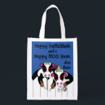 Hanukkah Happy Cows Wiederverwendbare Einkaufstasche<br><div class="desc">Hanukkah glückliche Kühe, weiße, zweiseitige Tasche. Alle Designelemente können bearbeitet werden. Alle bearbeitbaren Texte können gelöscht und durch eine eigene Nachricht ersetzt werden. Verwenden Sie Ihre Lieblingsfarbe, Schriftart und Stil. Happy Hanukkah/Chanukah! Stil: Wiederverwendbare Beutel Grün gehen und retten den Planeten mit unserer wiederverwendbaren Lebensmitteltasche! Diese Tasche ist aus einem leichten...</div>